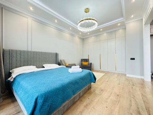 Een bed of bedden in een kamer bij Grand Turan 1-Room Apartments