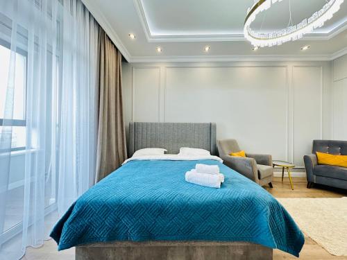 Een bed of bedden in een kamer bij Grand Turan 1-Room Apartments