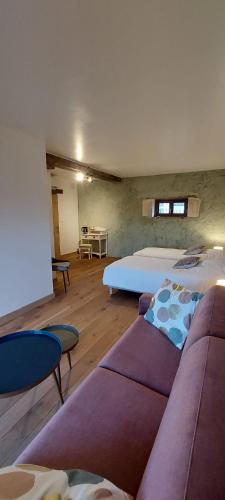 Cette grande chambre comprend un lit et un canapé. dans l'établissement Chambres d'Hôtes Domaine Coeur de Brenne, à Saint-Michel-en-Brenne