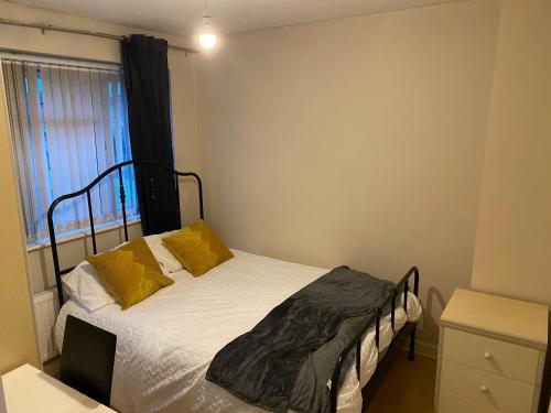 Un dormitorio con una cama con almohadas amarillas. en swane house en Brislington
