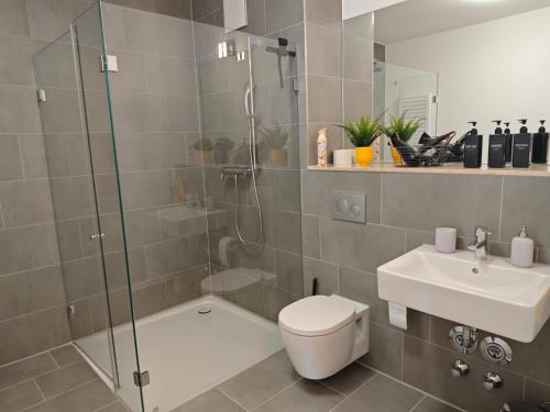 a bathroom with a shower and a toilet and a sink at *1A Lage/Top Anbindung/4 Pers./Tiefgarage/Smart-TV* in Cologne