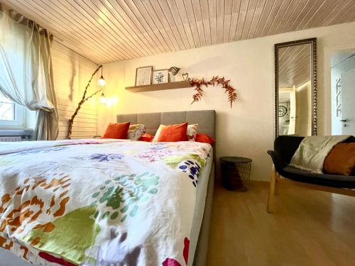 ein Schlafzimmer mit einem Bett, einem Stuhl und einem Fenster in der Unterkunft Guest Apartment Seeland 