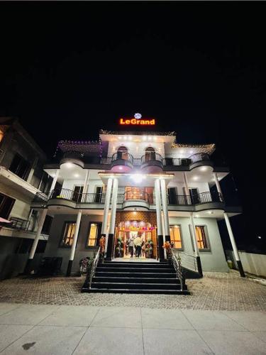 een gebouw met 's nachts een trap ervoor bij LeGrand Hotel & Resort in Swat