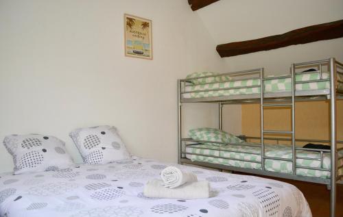Schlafzimmer mit einem Bett und Etagenbetten in der Unterkunft duplex nouvelle du gué in Pouilly-en-Auxois