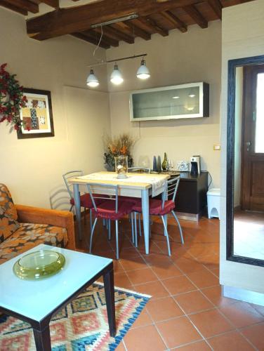 カパンノリにあるCasa Vacanze Rustico Di Corteのキッチン、リビングルーム(テーブル、椅子付)