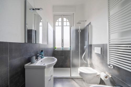 ein Bad mit einem Waschbecken, einem WC und einer Dusche in der Unterkunft MONZA centro-Milano [Casa di Fronte alla Stazione] in Monza