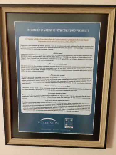 une photo d’un certificat dans un cadre sur une paroi dans l'établissement A Casa do San Paio de Buscás, à Ordes
