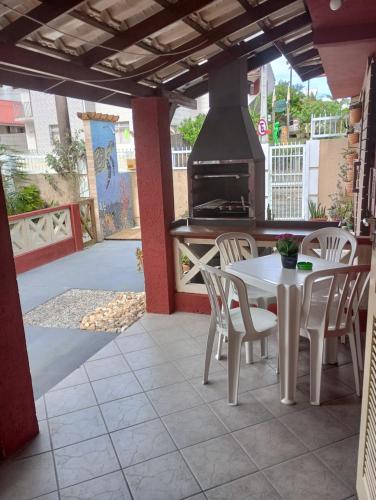 patio al aire libre con mesa y fogones en Morada do Neu Ingleses, en Florianópolis