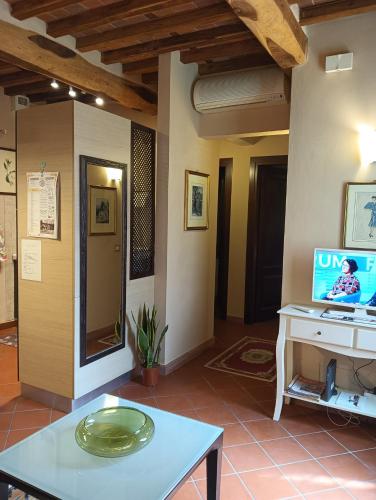 カパンノリにあるCasa Vacanze Rustico Di Corteのリビングルーム(テーブル、テレビ付)