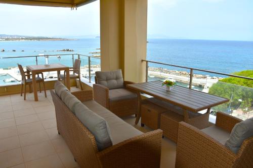 ハニア・タウンにあるPanoramic Sea Viewの海を望むバルコニー(テーブル、椅子付)