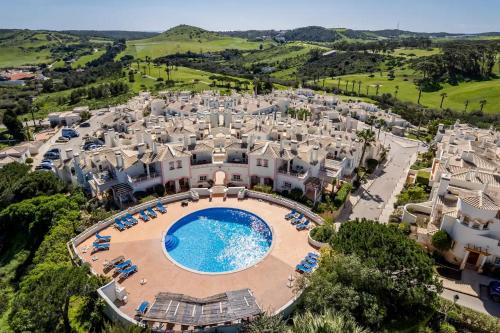 een luchtzicht op een groot landgoed met een zwembad bij Dream Retreat in Budens - Quinta da Encosta Velha in Budens