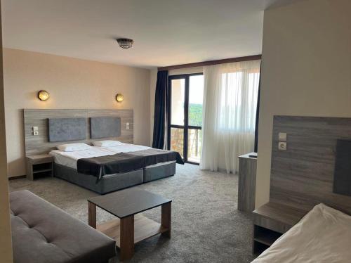 una camera con letto e un soggiorno con divano di Complex Bolyarsko selo & Spa a Arbanasi