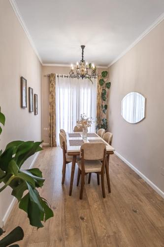 Joni & Joy Center Apartment