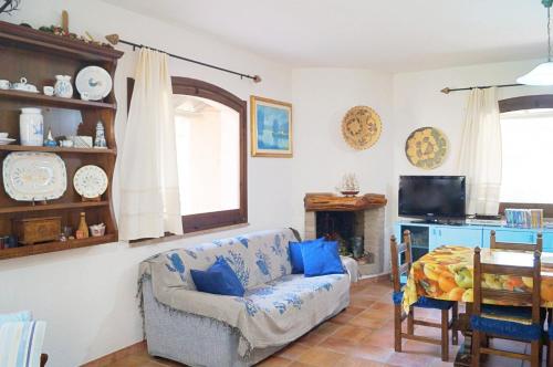 ein Wohnzimmer mit einem Sofa und einem TV in der Unterkunft Villa Caposchiera Indipendente in Torre delle Stelle