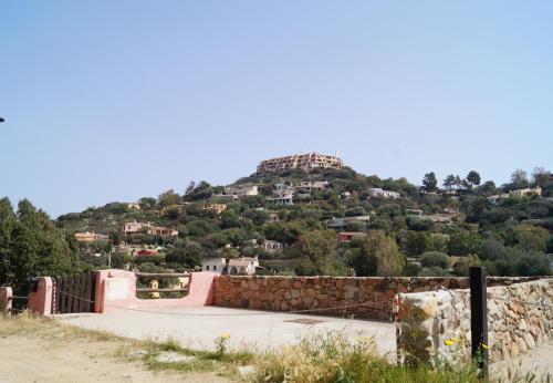 einen Hügel mit Häusern auf einem Berg in der Unterkunft Villa Caposchiera Indipendente in Torre delle Stelle
