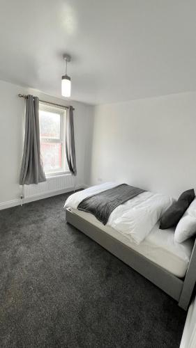 チャタムにあるSan Pedro Lodge Chathamのベッドと窓のある白い寝室