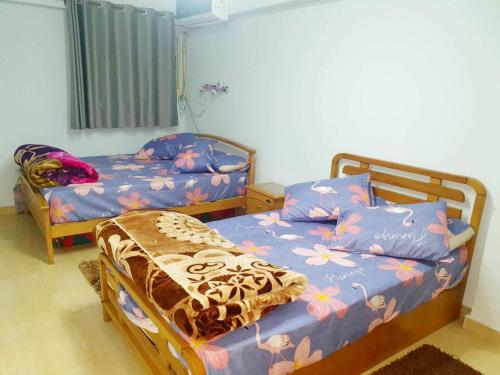 Giường trong phòng chung tại Sea and Montaza Palace view 2 bedrooms apartment alexandria,2 full bathrooms, with 2 AC and 1 Stand Fan, wifi, 4 blankets available