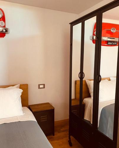1 dormitorio con 1 cama y vestidor con espejo en B&B Al Castello Sweethome en Parma