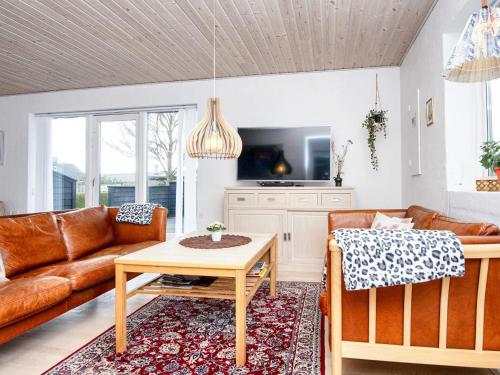 een woonkamer met een bank en een tafel bij 6 person holiday home in B rkop in Børkop