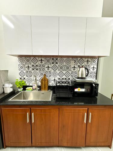 Η κουζίνα ή μικρή κουζίνα στο Modern Calmette Home - Central HCMC Comfort & Convenience