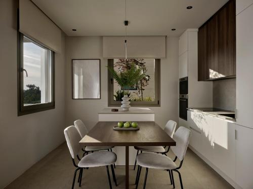 cocina y comedor con mesa y sillas en Bond Smart Living Suites, en Atenas