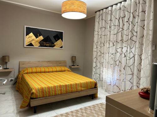 - une chambre avec un lit et un rideau de douche dans l'établissement Casa della Vacanza a Catania - Acicastello, à Aci Castello