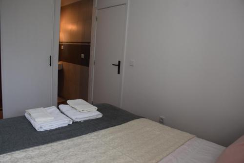 1 dormitorio con 1 cama con 2 toallas en Green House, en Oporto