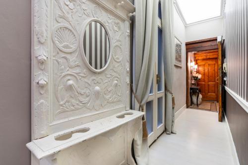Historic Apartment Borgo Ognissanti, 8 Florence