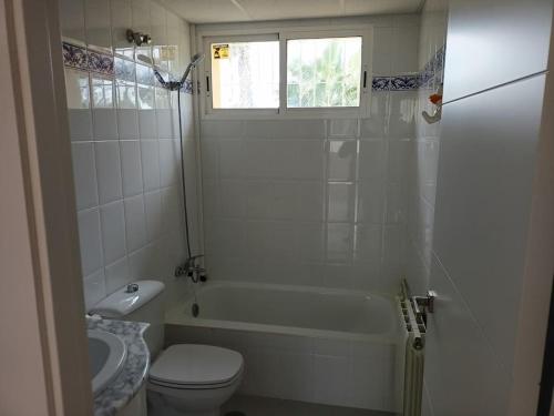 a bathroom with a tub and a toilet and a sink at Un trocito de paraíso junto al mar in El Campello