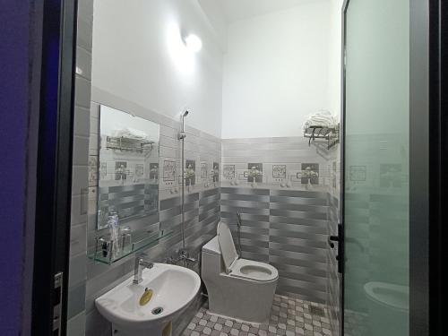 ein Bad mit einem WC und einem Waschbecken in der Unterkunft Khách sạn Trung Dung in Phù Cát