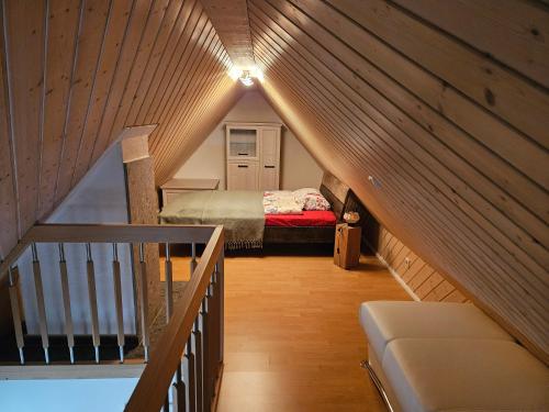 Zimmer im Dachgeschoss mit einem Bett und einer Treppe in der Unterkunft Weitblick in Öhningen