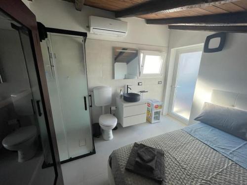 1 dormitorio con cama, lavabo y espejo en Mini luxury suite Ortea, en Siracusa