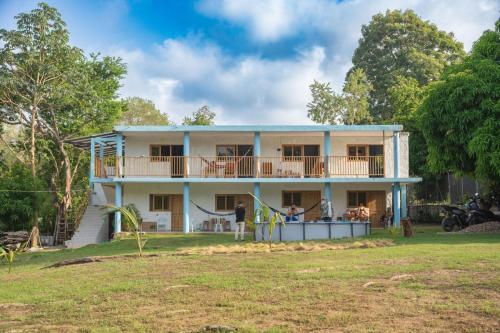 una casa blanca con un azul en Villa Jaymar, en Arboletes