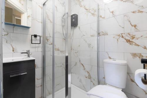 a bathroom with a toilet and a sink at Serene Earlsdon Flat With Smart TV, Wifi & 10 Minute walk to Train Station in Spon End
