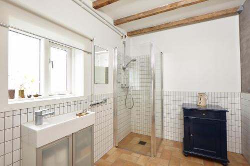 a bathroom with a sink and a shower at Guesthouse Nýp in Nýp