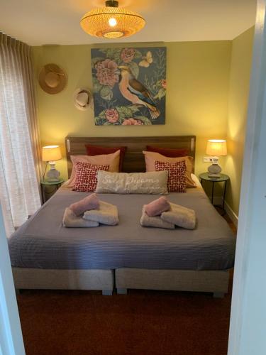 Llit o llits en una habitació de Ganzenmars prive sauna, wellness tub and gamesroom