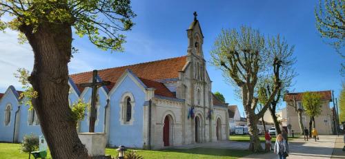 eine Kirche mit Turm und Kirchturm in der Unterkunft Maison de vacances en plein cœur de Châtelaillon-Plage in Châtelaillon-Plage