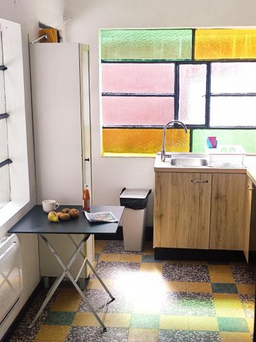 une petite cuisine avec un évier et une table dans l'établissement Maison de charme avec jacuzzi, à Saint-Étienne