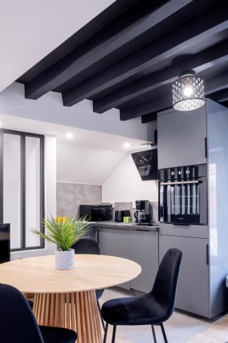 une cuisine et une salle à manger avec une table et des chaises dans l'établissement Le Masterbedroom - 4 pers - Nouveau - Disney, à Montry