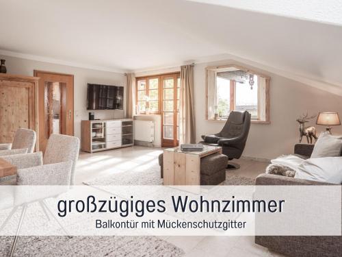 ein Wohnzimmer mit einem Sofa und einem Tisch in der Unterkunft Ferienhaus Bauer in Piding in Piding