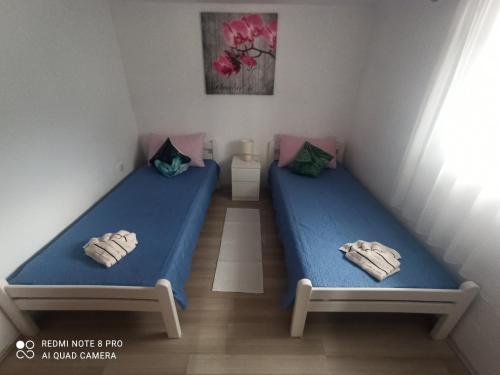 Habitación con 2 camas en una habitación en Studio apartman Petra, en Bakarac