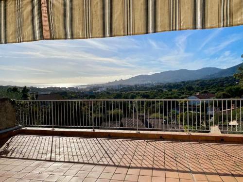 een balkon met uitzicht op de bergen bij Jolie maison très calme in Ajaccio