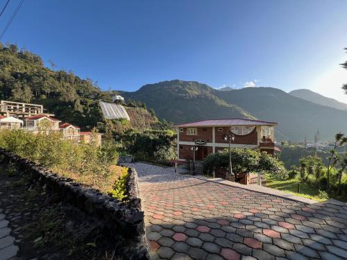 een stenen loopbrug naar een huis op een berg bij Bubucoca Residence in Baños