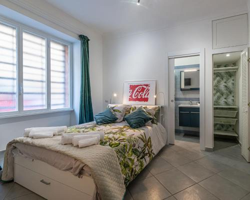 un panneau Coca Cola au-dessus d'un lit dans une chambre dans l'établissement Belle Arti home, à Rome