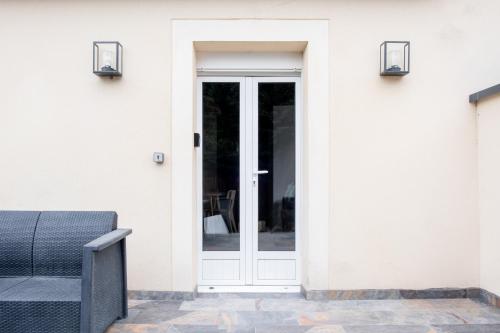 a white door on a white house at Le Bel Air - 6 pers - logement neuf proche Disney in Montry