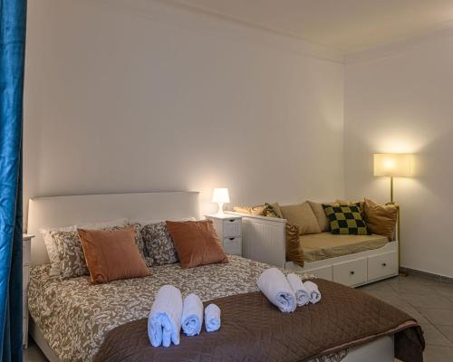 - une chambre avec un lit doté de tongs dans l'établissement Belle Arti home, à Rome