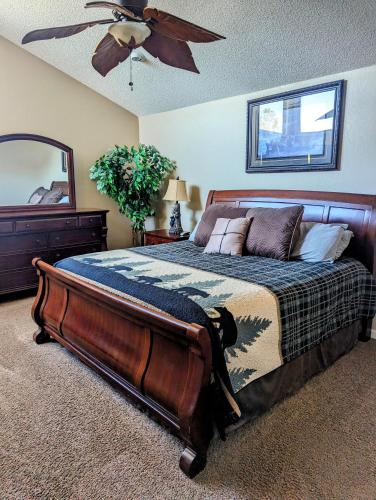 - une chambre avec un lit et un ventilateur de plafond dans l'établissement Castaway Cove, à Dandridge