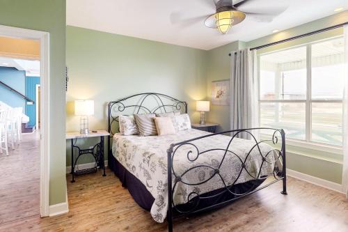 Postel nebo postele na pokoji v ubytování Shore Beats Work