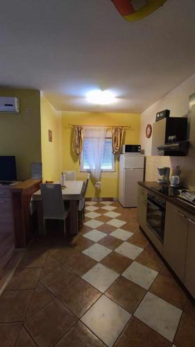 Kuchyň nebo kuchyňský kout v ubytování Apartments New Charming