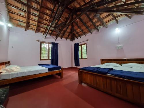 Giường trong phòng chung tại Farm Stay near Gokarna beach Bhavikodla with Kitchen